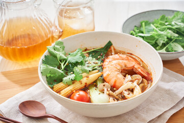 春雨の麺にエビなどをトッピングした具沢山の麻辣湯