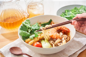 春雨の麺にエビなどをトッピングした具沢山の麻辣湯