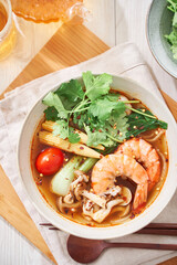 春雨の麺にエビなどをトッピングした具沢山の麻辣湯