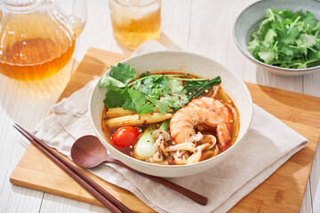 春雨の麺にエビなどをトッピングした具沢山の麻辣湯