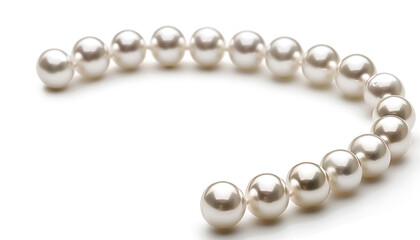 Obraz premium Elegant pearl necklace isolated on white, top view