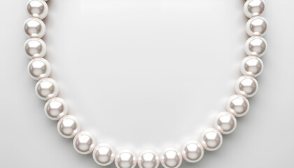 Obraz premium Elegant pearl necklace isolated on white, top view
