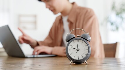  締切に追われて作業をする男性
