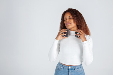 Mujer con auriculares, Mujer negra con ojos cerrados sintiendo la música, Estilo de vida, Disfrutar de la música