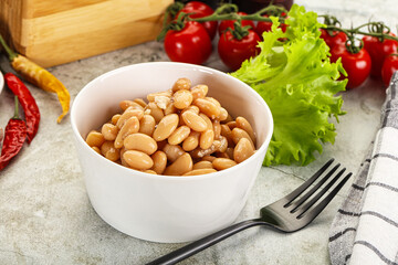 White canned beans in the bowl