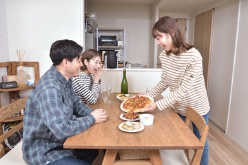 ホームパーティーの準備をする人々