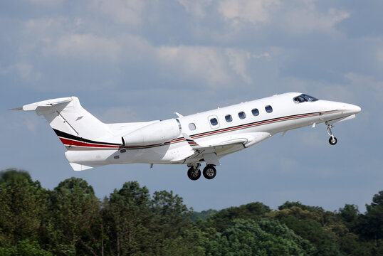 Phenom 300 Private Jet - Taking off from Atlanta Peachtree DeKalb Airport