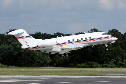 Challenger 300 Private Jet - Taking off from Atlanta Peachtree DeKalb Airport