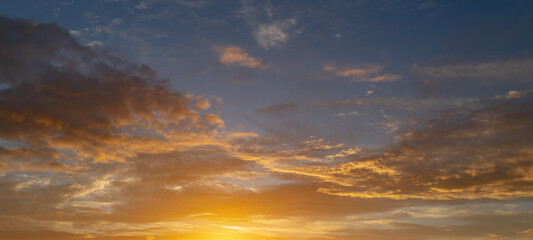 Fototapeta premium Sunrise background. Dramatic sunset background. Sky with clouds in Sunrise sky light background. Sunrise with clouds in various shapes background. Calm Sunrise.