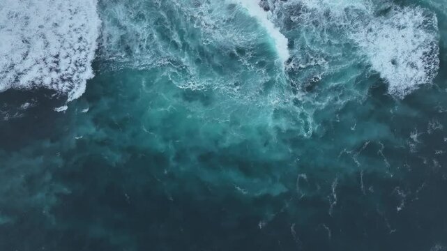 Islas atlanticas en medio de una marea muy fuerte a vista de drone