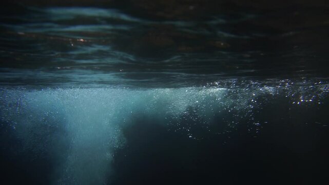 滝壺の水中映像　三重県大紀町　八重谷湧水下流