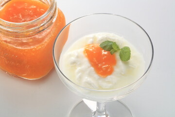 梅ジャムとヨーグルト