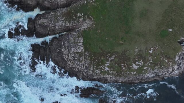 Islas atlanticas en medio de una marea muy fuerte a vista de drone
