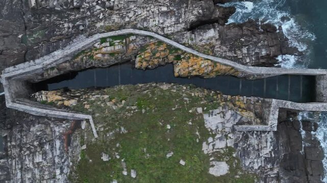 Islas atlanticas en medio de una marea muy fuerte a vista de drone