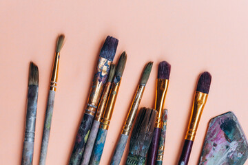 Obraz premium Brushes for painting on a pink background