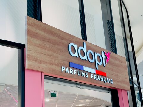 Enseigne d&rsquo;une parfumerie adopt