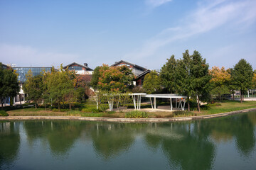 Obraz premium Tranquil Lakeside Architecture with Lush Greenery