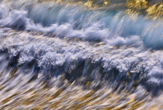 Capturing the dynamic motion and light play on waves