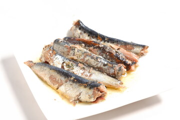 新鮮なイワシをオリーブオイルに漬けたオイルサーディン

