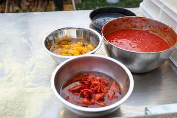 Salsa e pomodorini gialli e rossi