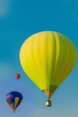 Obraz premium Three colorful balloons in the sky