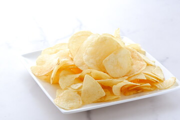 お皿に盛ったポテトチップス
