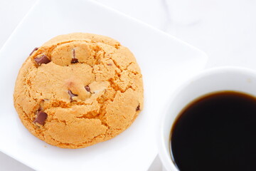 チョコレートがたっぷり入ったチョコチップクッキーとコーヒーでおやつの時間
