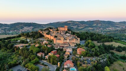gradara, marche, italia, borgo, vino, natura