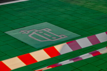 Obraz premium Construction of an electric car charging station in a shopping center