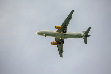 Flugzeug im Landeanflug auf Barcelona, Spanien