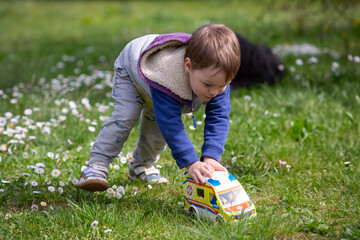 Kleinkind zwischen Gänseblümchen