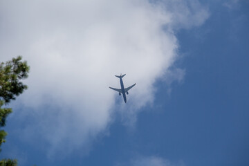 Flugzeug vor den Wolken