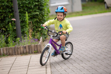 Fototapeta premium Kleinkind lernt Fahrrad fahren