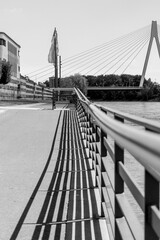 Obraz premium Rheinpromenade Neuwied mit Geländer und Pegelturm und Fahnen Schwarz-Weiß