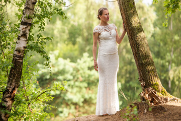 Hochzeits-Fotoshooting in der sommerlichen Natur