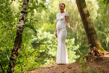Hochzeits-Fotoshooting in der sommerlichen Natur