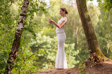 Hochzeits-Fotoshooting in der sommerlichen Natur