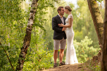 Hochzeits-Fotoshooting in der sommerlichen Natur