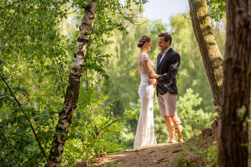 Hochzeits-Fotoshooting in der sommerlichen Natur