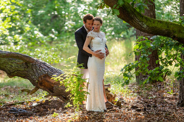 Hochzeits-Fotoshooting in der sommerlichen Natur