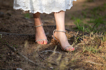 Hochzeits-Fotoshooting in der sommerlichen Natur