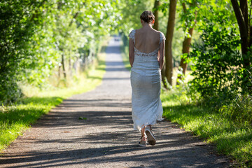 Hochzeits-Fotoshooting in der sommerlichen Natur