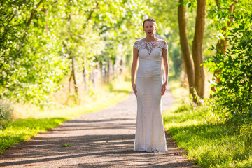 Hochzeits-Fotoshooting in der sommerlichen Natur