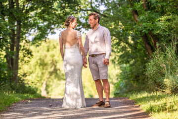 Hochzeits-Fotoshooting in der sommerlichen Natur