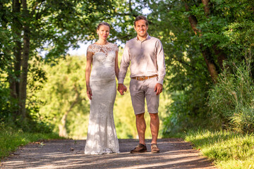 Hochzeits-Fotoshooting in der sommerlichen Natur