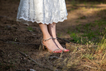 Hochzeits-Fotoshooting in der sommerlichen Natur