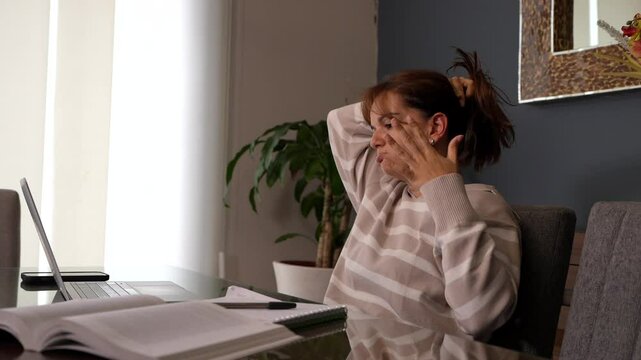 Mujer trabajando en casa con clima calido y algo de calor