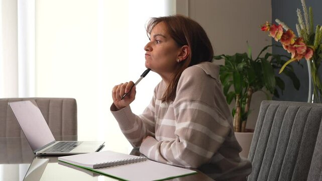 Mujer trabajando e ideando nuevas estrategias para aumentar sus ventas desde casa