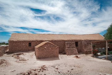 Casa de piedras y techo de paja en el desierto de Atacama