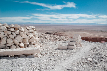Cantera de rocas para construcci&oacute;n en el desierto